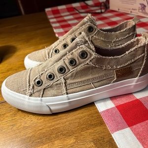 New in the box Size 7 women’s Blowfish sneakers